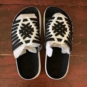 Malibu unisex black white slip on sandals M6 W7